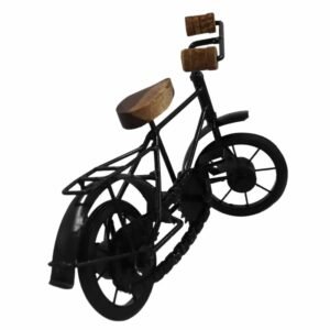 مجسم سيكل قديم مصنوع من المعدن والخشب