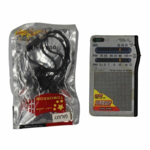 راديو اي اي في لون فضي قديم مع السماعات