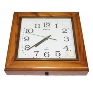 ساعة حائط خشبية من سيتزن كوارتز قديمة