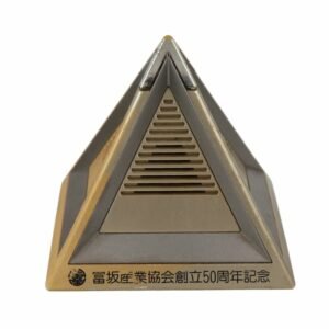 ساعة ومنبه على شكل هرم من سيكو قديمة