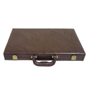 لعبة قديمة مع شنطة جلد من كومبني