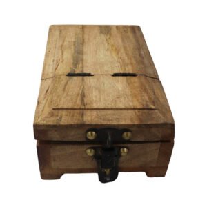 صندوق خشبي قديم به ادوات حلاقة قديمة