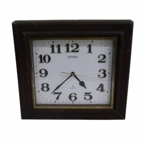 ساعة حائط خشبية مربعية من سيتزن قديمة