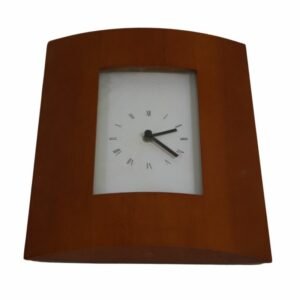 ساعة حائط خشبية قديمة