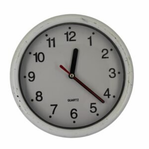 ساعة حائط كوارتز قديمة لون ابيض