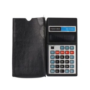 الة حاسبة الكترونية من توشيبا مع غلاف جلدي