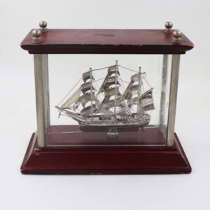 مجسم خشبي قديم بداخلة  جسم سفينة