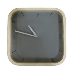 ساعة خشبية بيضاء