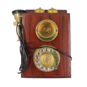 هاتف قديم من الخشب والنحاس