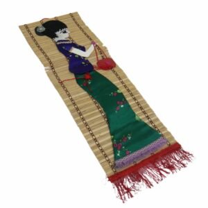 لوحة من الخشب لمرأة بلبس تقليدي