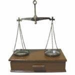 ميزان نحاسي قديم مع درج خشبي صناعة يدوية