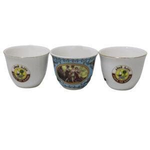 فناجين قهوة قديمة بشعارات مختلفة