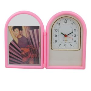 ساعة طاولة كوارتز قديمة وفيها فريم لصورة شخصية