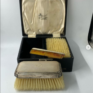 فراشي فيكتورية قديمة جداً والقبضة فضة مختومة بالعلبة الأصلية. يستخدمها سابقاً ملوك ڤكتوريا (بريطانيا) في تنظيف المعاطف