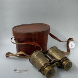 دوربين نحاسي قديم منقوش بزخارف جميلة مع حقيبة جلدية