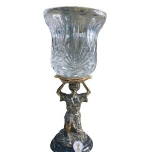 وعاء زجاجي مع مجسم