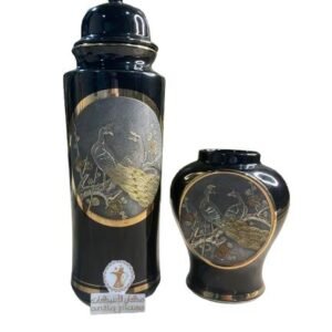 فازتين عليهما رسومات يدوية