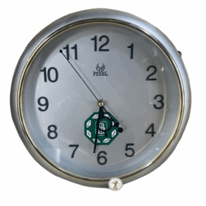 ساعة حائط من شركة بيرل