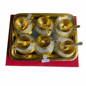 طقم مكون من ٦ اكواب مع الملاعق و ايضا صينية قديم