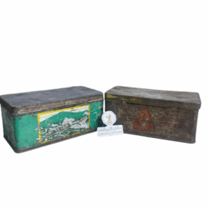 علب حديد قديمة