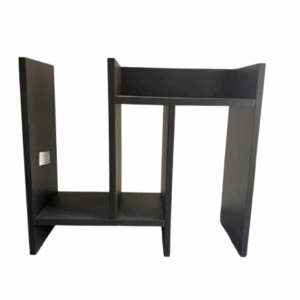 طاولة جميلة جميلة لعرض منتجات الانتيك و لها استخدامات متعددة يصل طولها الى 34 سم و العرض 44 سم