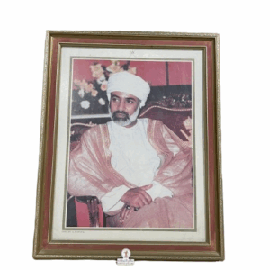 برواز خشبي ب صورة السلطان الراحل قابوس بن سعيد طيب الله ثراة ب ارتفاع 60 سم وعرض 52 سم