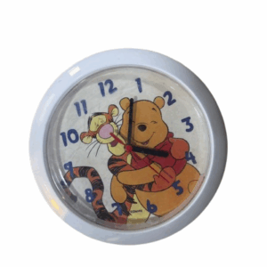 ساعة حائط عليهم صور شخصيتين كرتون الدب ويني و تايجر بحالة جيدة يصل ارتفاعها الى 20سم شغالة ب البطارية