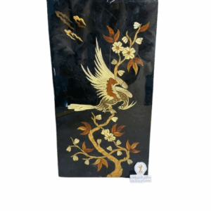 لوحة فنية مرسومة ب اليد على قطعة من الباتيك جميلة جدا للعرض و الديكور يل ارتفاعها الى 34 سم