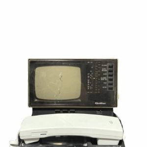 تلفاز وراديو و ايضا هاتف قديم مخزن شغال يصل ارتفاعة الي 26 سم