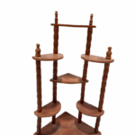 ارفف مصنوعة من البلاستيك و مصبوغة على اللون الخشبي يمكن استخدامة ك رف ارضي و ايضا يمكن تعليقة يصل ارتفاعة الى 59 سم