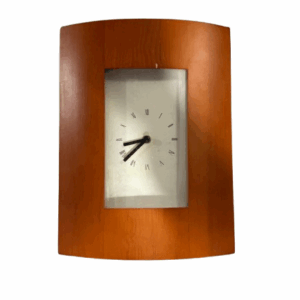 ساعة حائط قديمة مخزنة ب حالة ممتازة شغالة يصل ارتفاعها الى 30 سم