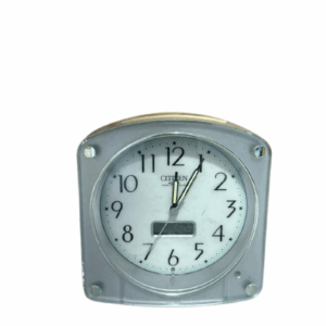 ساعة طاولة من ستيزن قديمة مخزنة اشتغال ممتاز يصل ارتفاعها الى 13 سم