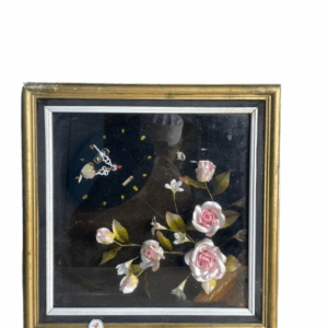 ساعة حائط مبروزة بداخلها ورد قديمة مخزنة ب حالة ممتازة يصل ارتفاعها الى 38 سم