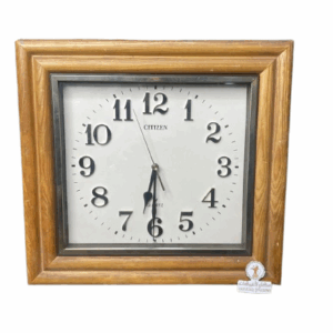 ساعة حائط خشبية من ستيزن يصل ارتفاعها 30 سم شغالة بحالة ممتازة