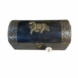 صندوق خشبي مخزن بحالة ممتازة عليه برواز جميل مناسب لحفظ الاكسسوارات والديكور بارتفاع 10 سم والعرض 19 سم