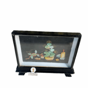 ايطار عرض يحتوي على لوحة فنية مركبة على شكل زهور مثبتة داخل صندوق جميل للعرض والديكور بارتفاع 20 سم