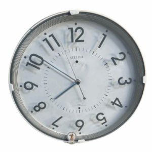 ساعة حائط مخزنة بحالة ممتازة شغالة % 100 تضبط تلقائيا مع اشارات راديوية بارتفاع 33 سم