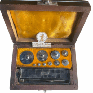 اوزان بالجرام مخزن بحالة ممتازة مع البوكس الخشبي بارتفاع 5 سم والعرض 15 سم