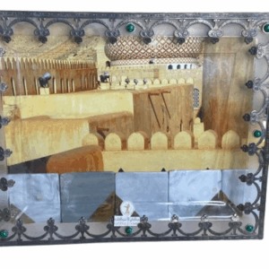 صينية قديمة شفافة مخزنة بحالة ممتازة مزخرفة من الاطراف بنقوش زهور الزئبق مع مقابض معدنية بارتفاع 36 سم والعرض 45 سم صناعة(لبنان) 