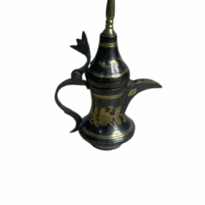 دلة عربية مصغرة مصنوعة من النحاس منقوشة ومزخرفة يدوياً مخزنة بحالة ممتازة جميلة جداً للعرض والديكور بارتفاع 12 سم