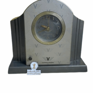 ساعة طاولة من شركة (جيوفاني ڤالينتينو) الايطالية اصلية قديمة جدا مخزنة وشغالة بالبطاريات وفيها خانة خاصة بتعليق الميداليات والمفاتيح بارتفاع 22 سم والعرض 25 سم