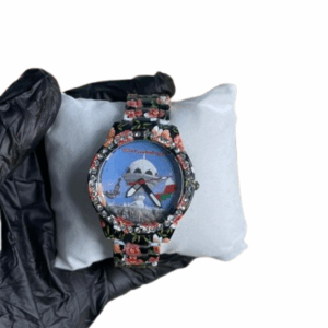 ساعة يد نسائية مخزنه بحالة ممتازة غير مستخدمة ابدا مصممة خاصة للعيد الوطني يحمل خريطة عمان والخنجر والدلة