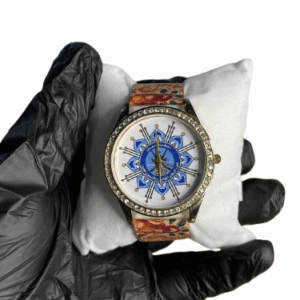 ساعة يد مخزنة بحالة جيدة يحمل شعار العيد الوطني ال٤٥ المجيد