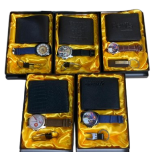 بوكس هدايا قديم مخزن بحالة ممتازة يحتوي على ساعة ، محفظة وميدالية